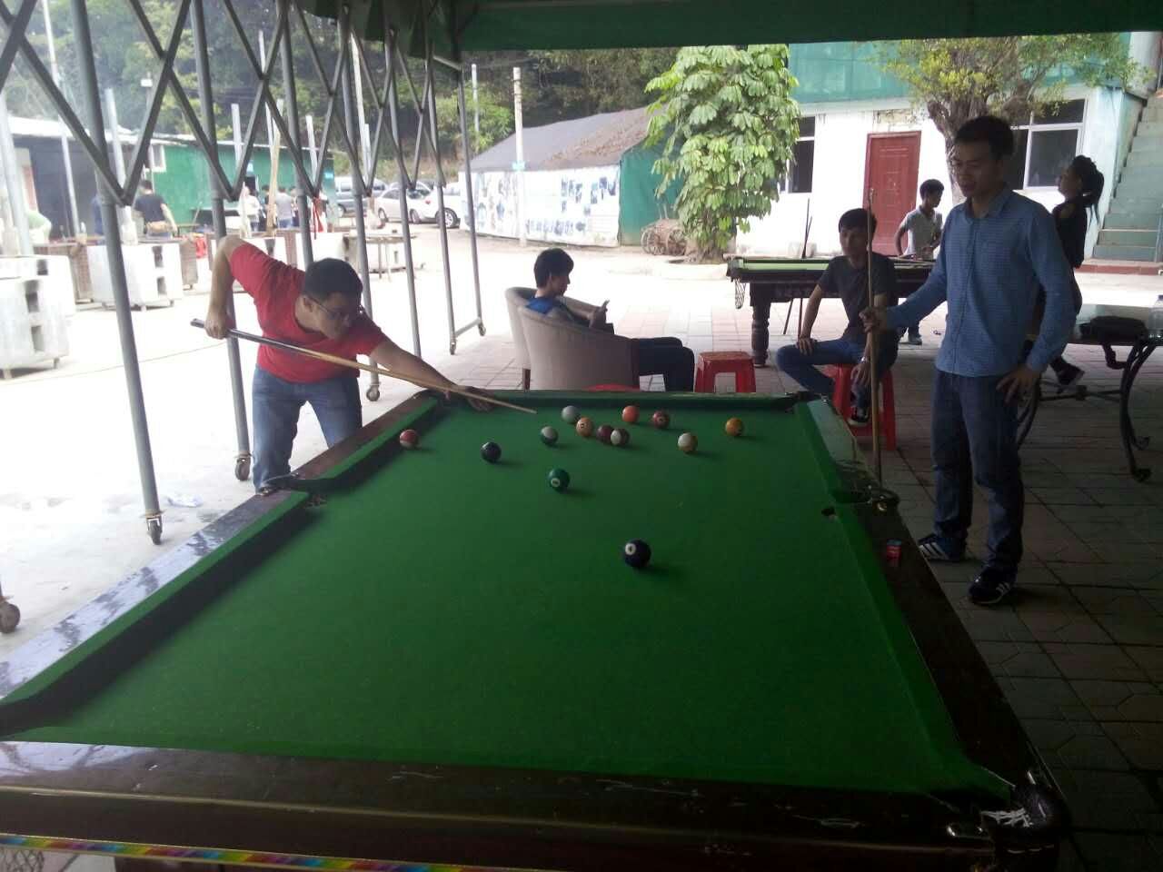兩位經(jīng)理在打臺球 兩位經(jīng)理在打臺球